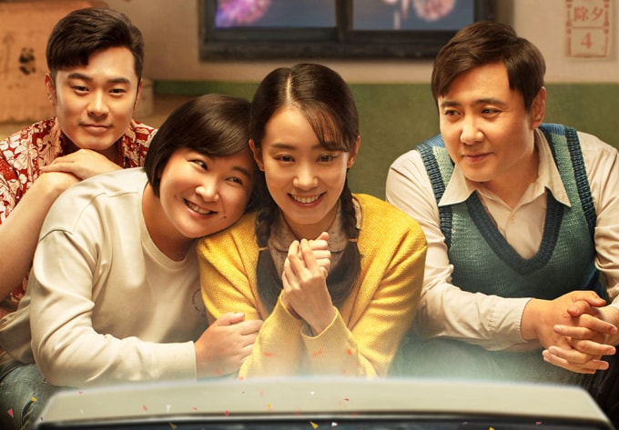 Giả Hiểu Linh (áo vàng) quay về thời của mẹ. Ảnh: Mtime.