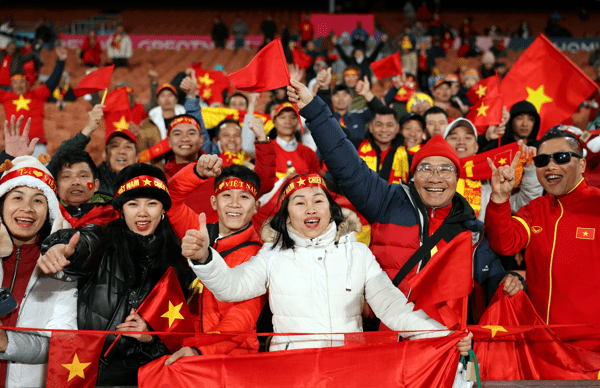 Sắc đỏ trên khán đài sân Waikato. Rất đông cổ động viên đã đến tiếp lửa cho các cô gái Việt Nam. Ảnh: Getty Images