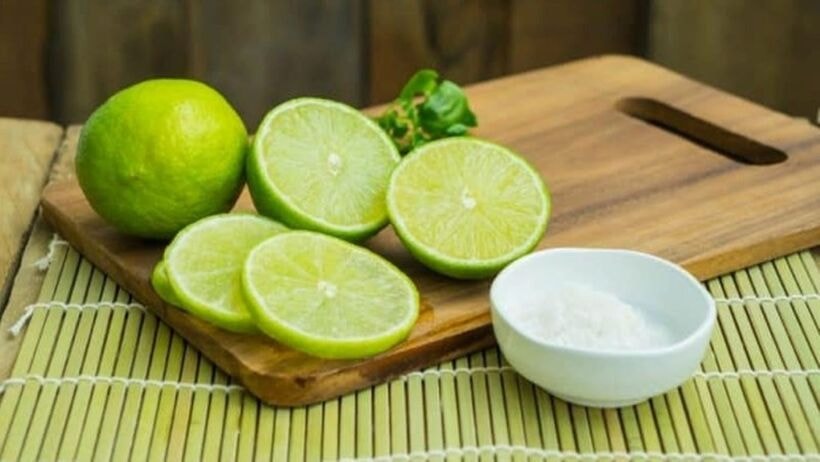 Kết hợp muối với chanh rất dễ làm sạch vết cháy đen. Ảnh minh họa