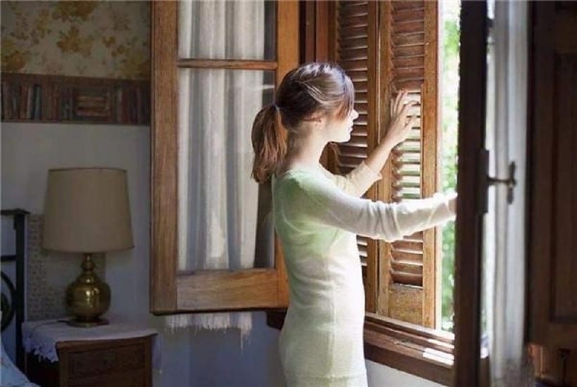 Đóng kín cửa khi bật điều hòa là thói quen sai lầm.