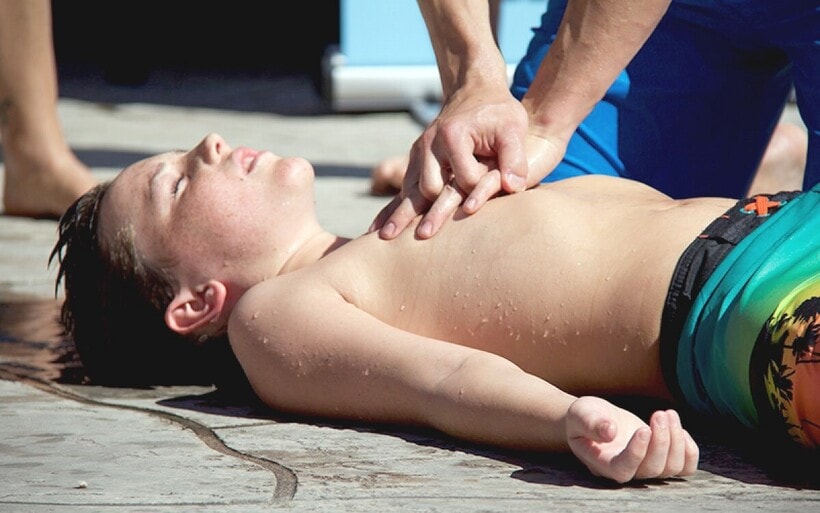 Việc sơ cứu đuối nước cần được thực hiện một cách nhanh chóng và chính xác để đảm bảo hiệu quả. Ảnh minh họa