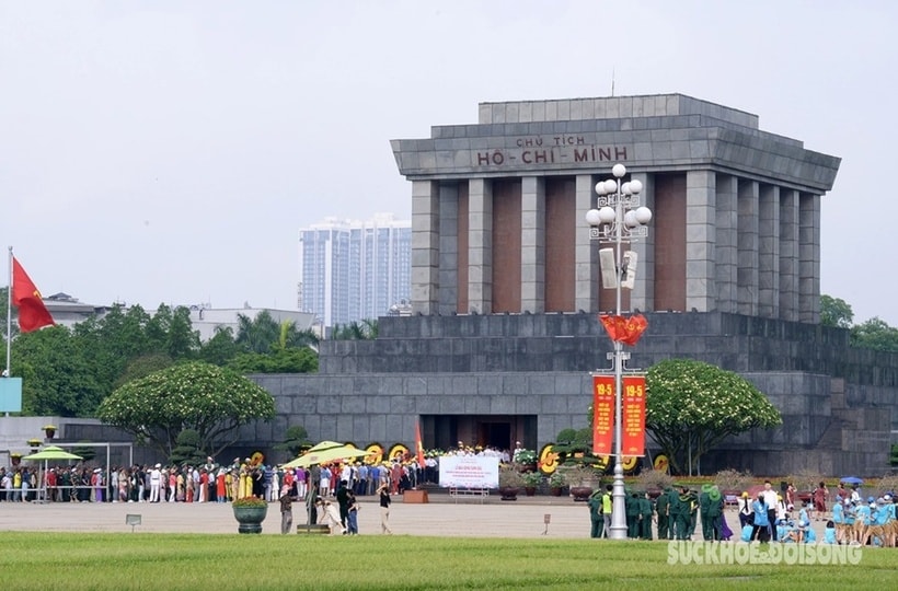 Có mặt trong dòng người xếp hàng từ rất sớm, ông Nguyễn Đình Tráng (Chương Mỹ, Hưng Yên) cho biết, nhân dịp sinh nhật Bác, ông cùng đoàn cựu chiến binh của địa phương đã đến Quảng trường Ba Đình, vào Lăng viếng Bác, để bày tỏ lòng thành kính, biết ơn công lao to lớn của Người đối với đất nước, theo Báo Tin tức.