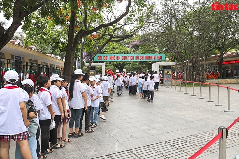 Trong đoàn xếp hàng từ cổng vào chờ đến lượt vào Lăng viếng Bác có rất nhiều em học sinh đến từ khắp các tỉnh thành.