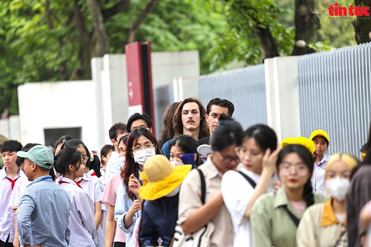 Không chỉ có những người cao tuổi, mà thế hệ trẻ, những người sinh ra và lớn lên khi đất nước đã hòa bình, độc lập cũng không khỏi bồi hồi khi nhắc đến Chủ tịch Hồ Chí Minh.