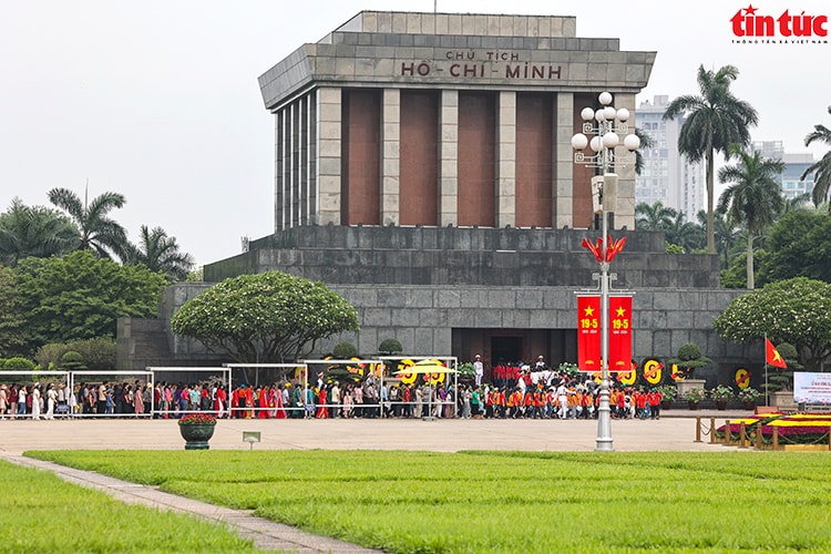 Dù thời tiết buổi sáng oi nóng, nhưng người dân xếp hàng ngay ngắn, giữ trật tự để chờ đến lượt vào Lăng viếng Bác.