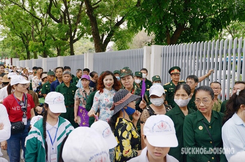 Trong dòng người vào viếng Bác, có không ít cụ già tóc đã bạc, hay những em bé mới lên 4, lên 5...