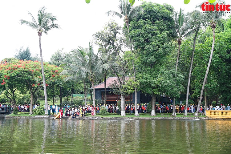 Sau khi vào Lăng viếng Chủ tịch Hồ Chí Minh, mọi người sẽ tiếp tục thăm quan Khu di tích Chủ tịch Hồ Chí Minh tại Phủ Chủ tịch.