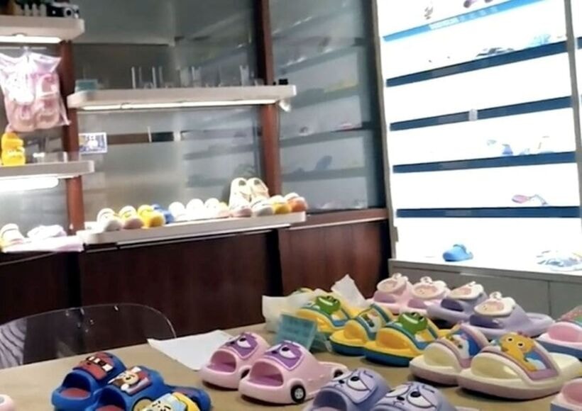 Những đôi dép bắt mắt tiềm ẩn nhiều nguy cơ gây hại cho sức khỏe của trẻ. Ảnh: Sina