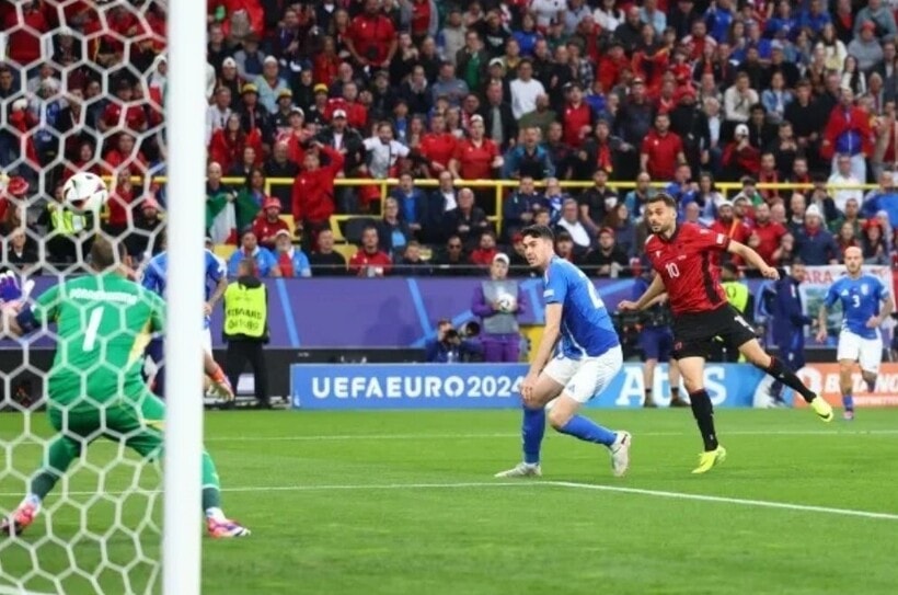 Nedim Bajrami làm tung lưới thủ thành Donnarumma chỉ sau 23 giây bóng lăn. Ảnh: Getty.