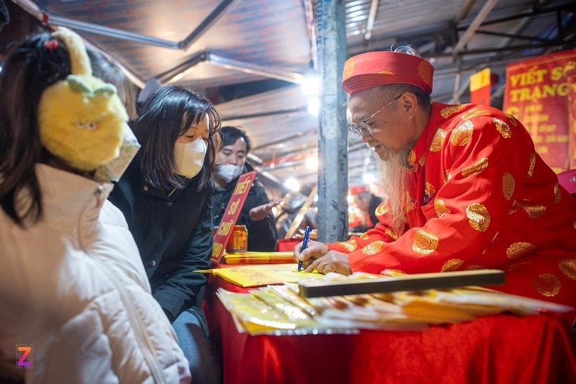 Khu viết sớ bên ngoài Phủ Tây Hồ cũng đông khách ghé thăm. Những ông đồ thức xuyên đêm phục vụ khách hàng có nhu cầu dâng sớ đầu năm.