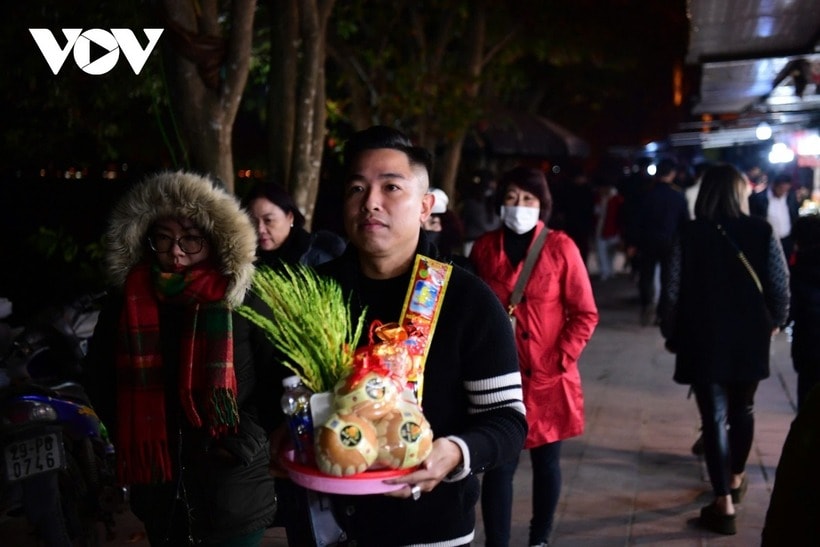 Người dân bê lễ vào Phủ Tây Hồ.