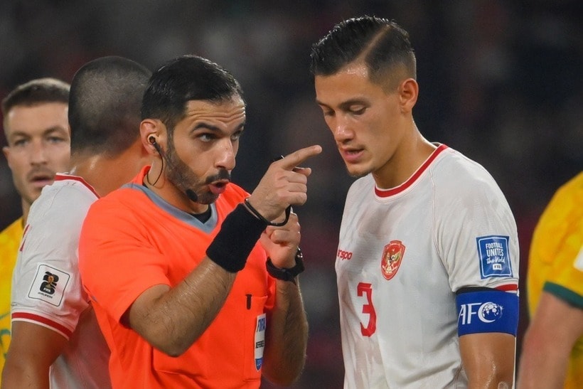 Jay Idzes mang băng Đội trưởng đội tuyển Indonesia tại vòng loại World Cup 2026. Ảnh: Getty