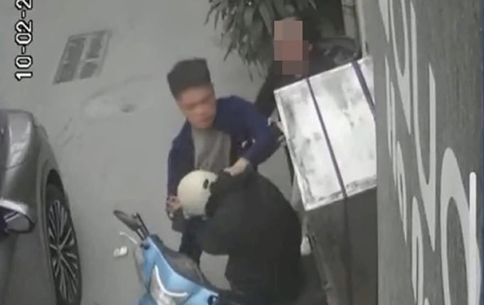 Cảnh nam shipper bị hành hung được camera an ninh ghi lại.