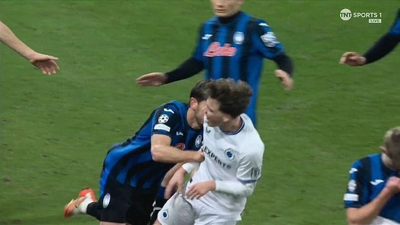 Toloi ngay lập tức đứng dậy, lao vào De Cuyper từ phía sau và đẩy ngã đối thủ. Ảnh: Báo Dân trí.