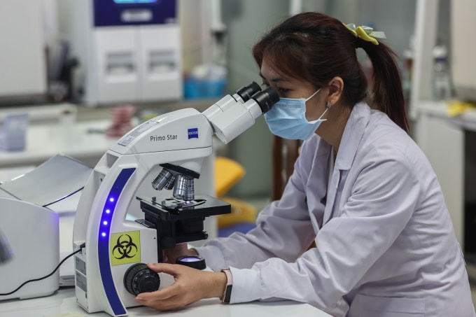 Nhân viên y tế tại Bệnh viện Quân y 175, quận Gò Vấp làm xét nghiệm, tháng 3/2024. Ảnh: Quỳnh Trần