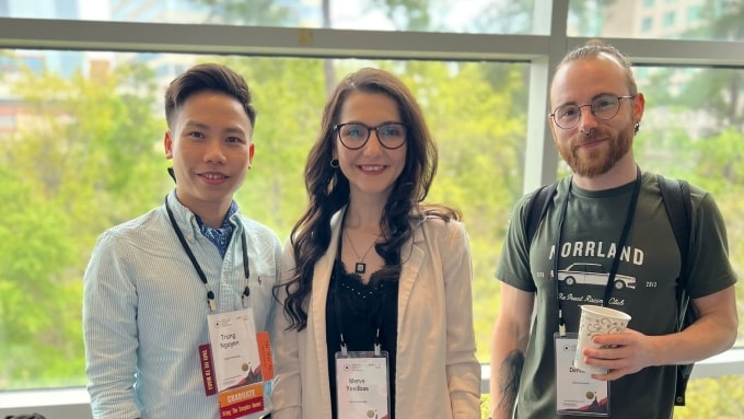 Thạc sĩ Nguyễn Quốc Trung (trái) tại một hội nghị khoa học năm 2024. Ảnh: NVCC