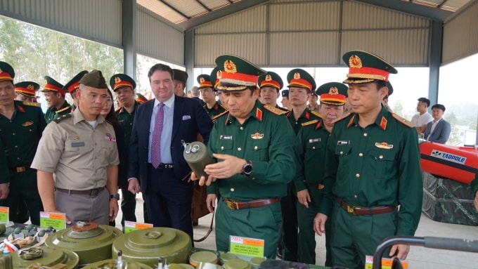 Các đại biểu tham quan mô hình bom mìn trưng bày tại thao trường. Ảnh: Đại sứ quán Mỹ tại Việt Nam