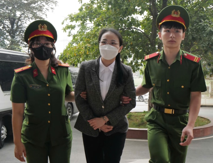 Bị cáo Hương Trần Kiều Dung, cựu phó chủ tịch thường trực HĐQT tập đoàn FLC, sáng 25/3. Ảnh: Ngọc Thành