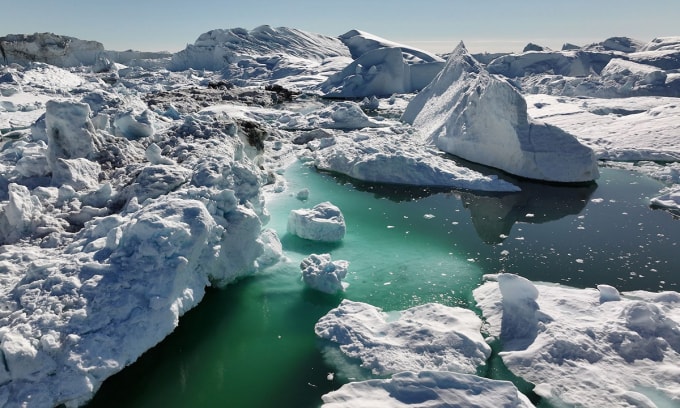 Băng tan có thể khiến cực Bắc dịch chuyển 27 m vào năm 2100. Ảnh: Sean Gallup