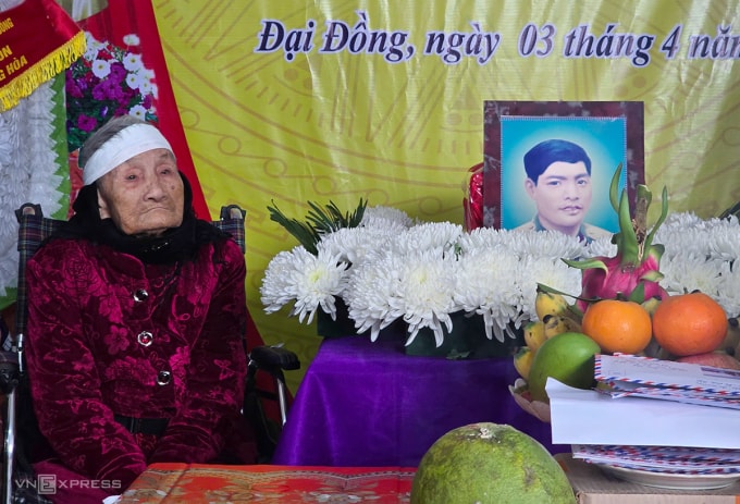 Cụ Lài bên di ảnh con trai - liệt sĩ Nguyễn Công Hòa. Ảnh: Đức Hùng