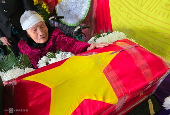 Cụ Lài xúc động bên quan tài đựng hài cốt của con trai Nguyễn Công Hòa. Ảnh: Đức Hùng