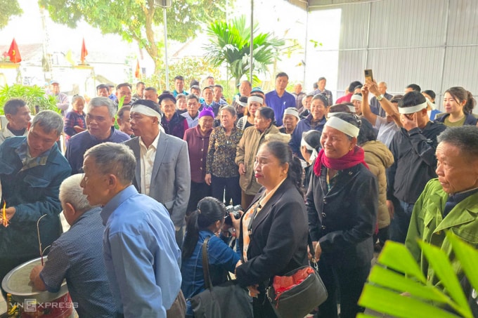 Người dân đến thắp hương cho liệt sĩ Hòa hồi đầu tháng 4, khi thi thể anh được đưa về quê an táng. Ảnh: Đức Hùng