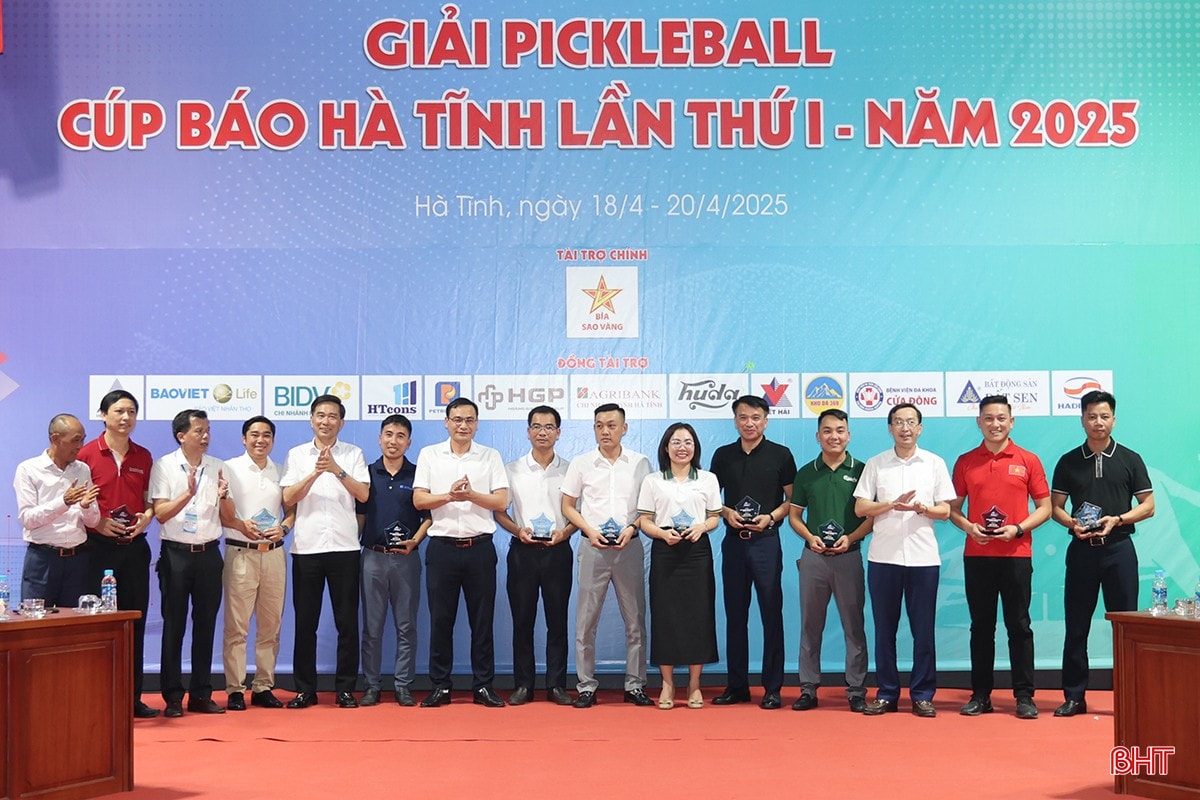 Ban tổ chức trao quà lưu niệm cho các nhà tài trợ chính của giải đấu. bqbht_br_aimg-8350.jpg