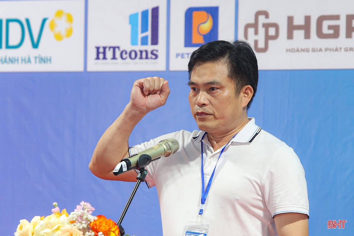 Đại diện tổ trọng tài (bên phải) tuyên thệ. Đại diện tổ trọng tài (bên phải) tuyên thệ.