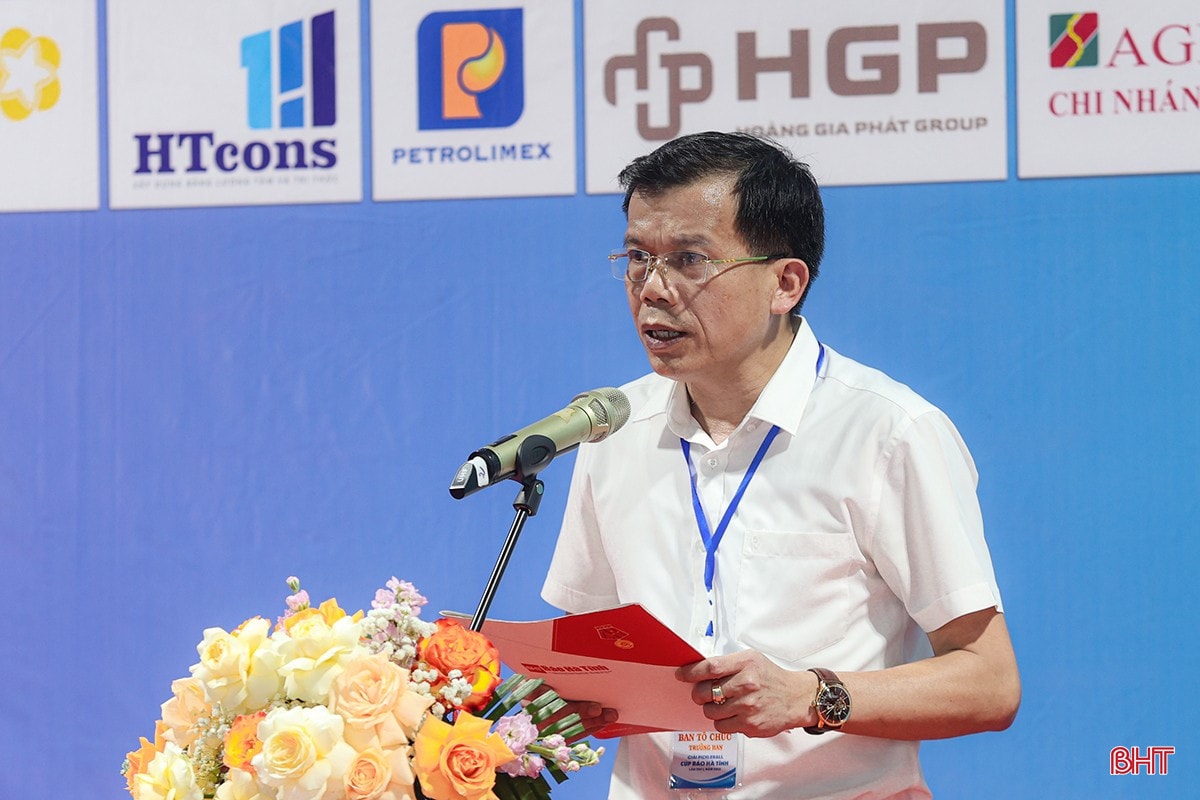 Ông Nguyễn Văn Hiền - Phó Tổng Biên tập Báo Hà Tĩnh, Trưởng BTC giải phát biểu khai mạc. bqbht_br_aimg-8323.jpg