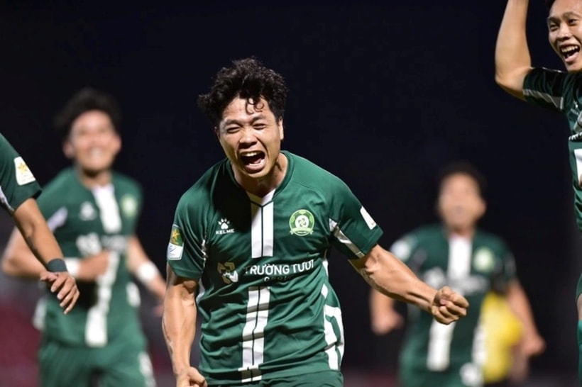 Công Phượng thực hiện 2 pha sút phạt thành công. Ảnh: Tuổi Trẻ Online