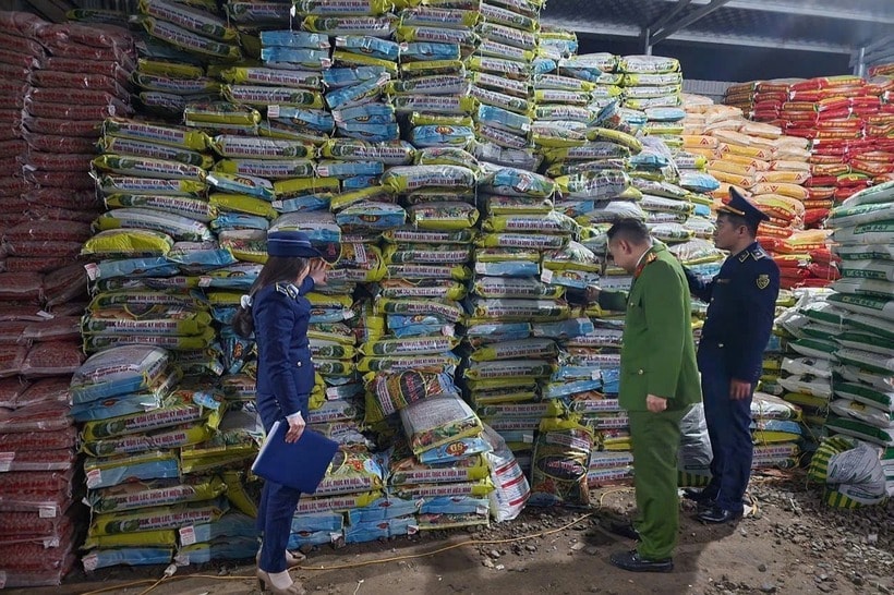 Lực lượng chức năng kiểm tra số hàng hóa vi phạm. (Ảnh: Chi cục Quản lý thị trường Thanh Hóa)