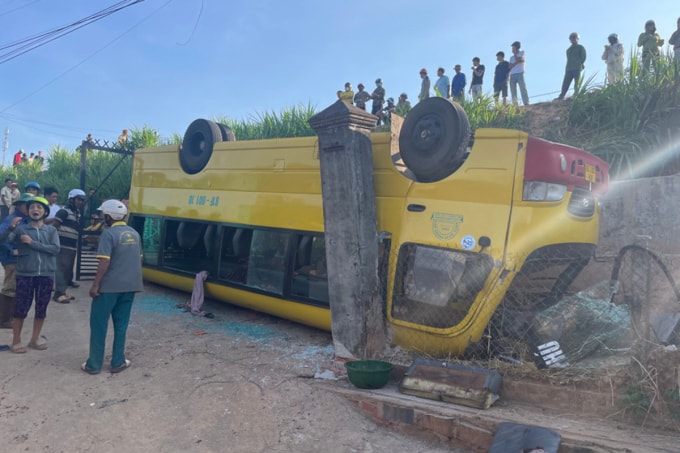 Ôtô lật ngửa trước cổng nhà dân. Ảnh: Ngọc Oanh