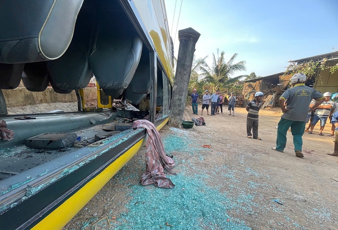 Kính vỡ nát sau cú lật. Ảnh: Ngọc Oanh