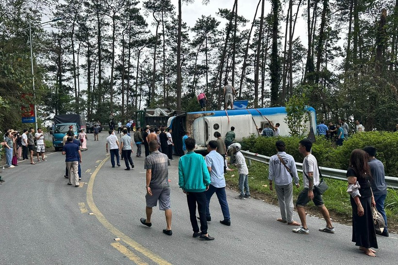 Xe khách bị lật khiến nhiều người bị thương. Ảnh: Vietnamnet.