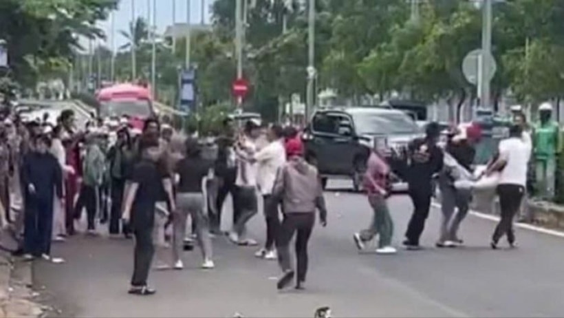 Hậu quả của vụ xô xát trước cổng Bệnh viện Đa khoa vùng Tây Nguyên ở Đắk Lắk là một người đàn ông bị chấn thương sọ não và một người khác gãy xương má. Ảnh: Báo Lao Động.