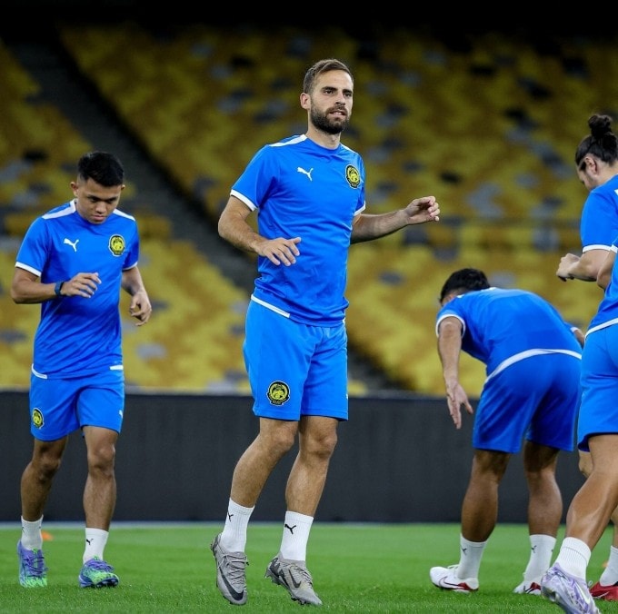 Tiền vệ Hector Hevel (giữa) của CLB hạng Nhất Bồ Đào Nha Portimonense tập cùng đội tuyển Malaysia tại sân Bukit Jalil, Kuala Lumpur ngày 1/6/2025. Ảnh: Malaysia NT Tiền vệ Hector Hevel (giữa) của CLB hạng Nhất Bồ Đào Nha Portimonense tập cùng đội tuyển Malaysia tại sân Bukit Jalil, Kuala Lumpur ngày 1/6/2025. Ảnh: Malaysia NT