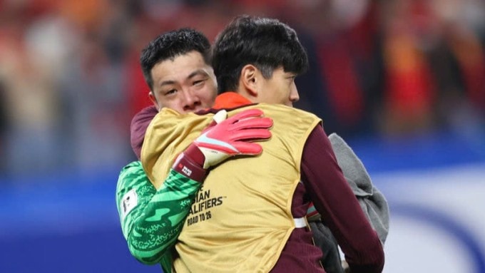 Thủ môn Trung Quốc Wang Dalei bật khóc sau trận thua Indonesia trên sân Bung Karno, thành phố Jakarta, Indonesia, lượt chín bảng C vòng loại ba, khu vực châu Á, World Cup 2026 tối 5/6/2025. Ảnh: JFDaily