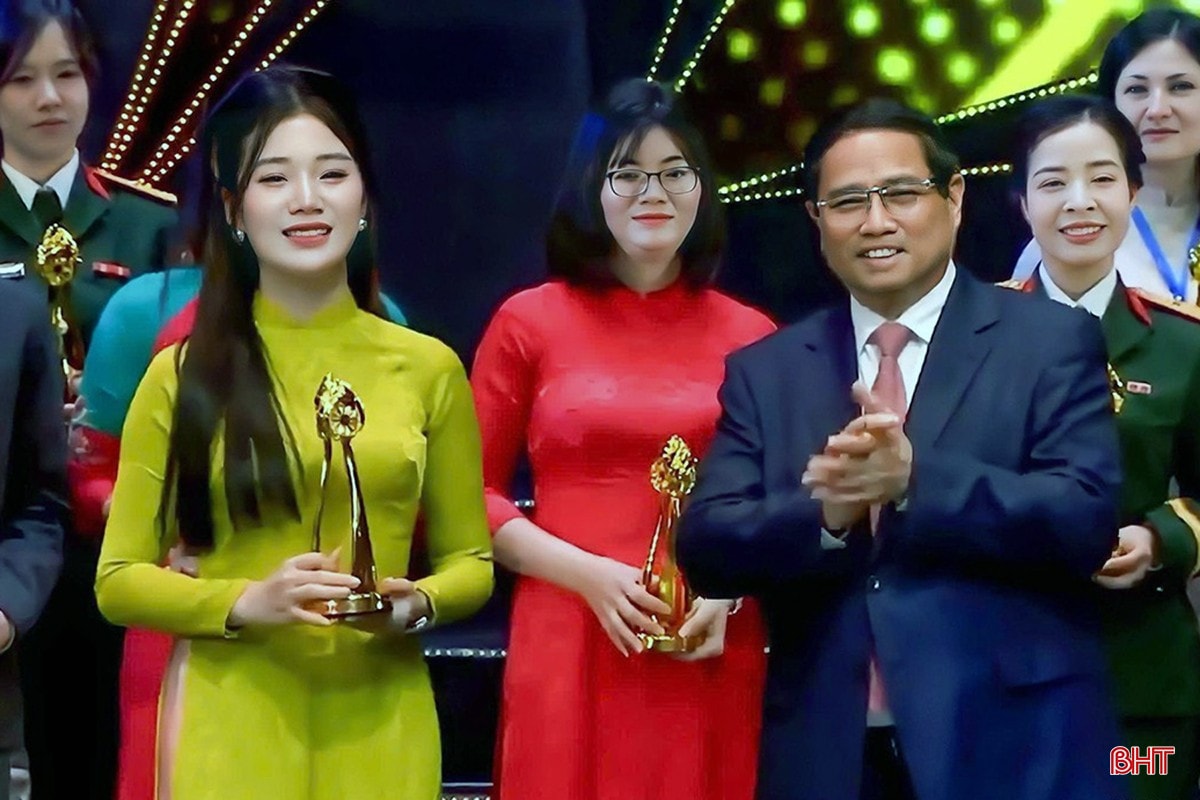 Thủ tướng Chính phủ Phạm Minh Chính trao Giải Vàng Liên hoan Truyền hình toàn quốc lần thứ 42 cho phim tài liệu bqbht_br_z6670890663036-396b69f3ee6996ed71248f587847ecb4.jpg