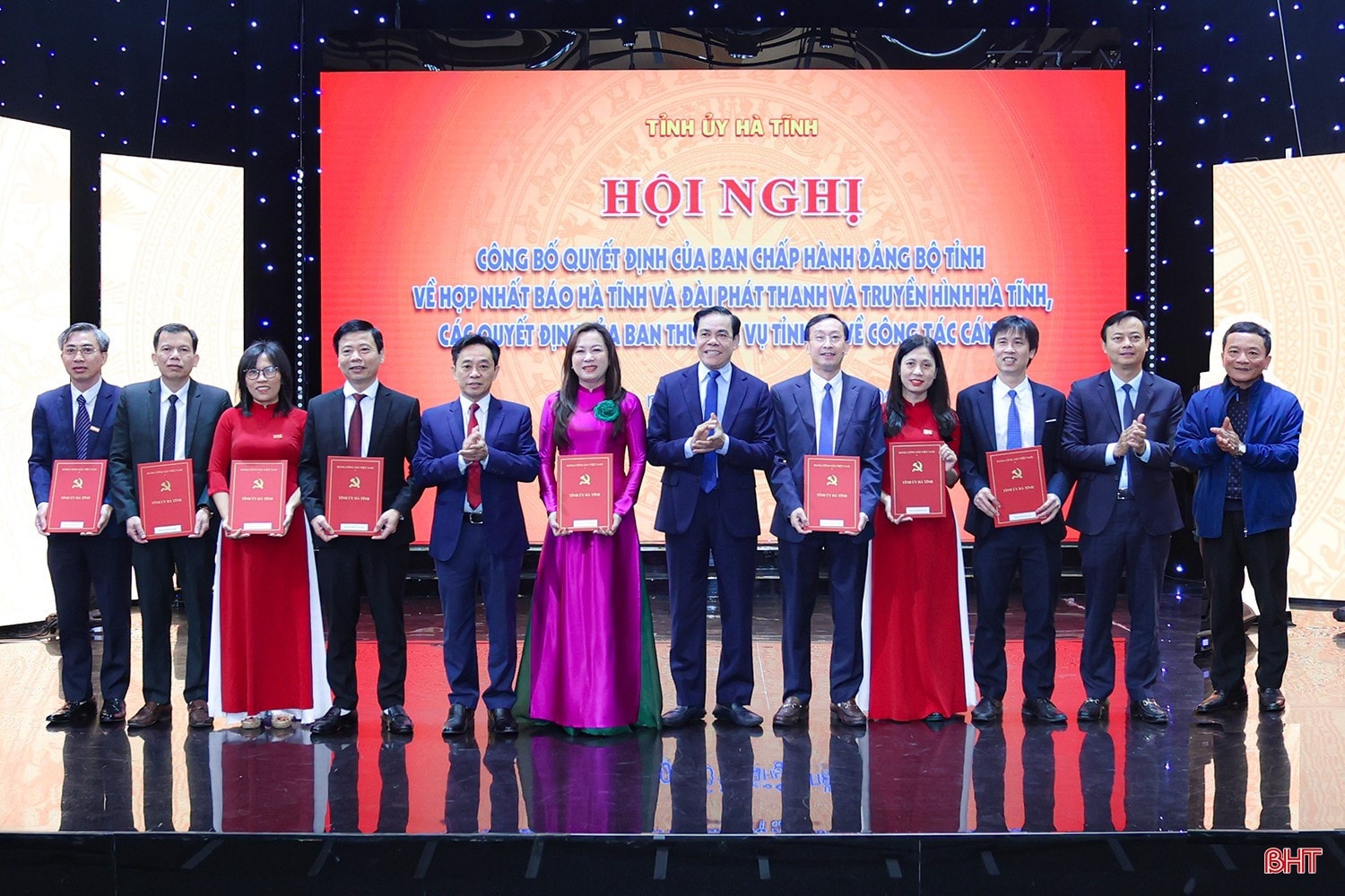 Sáng 1/4/2025, Ban Thường vụ Tỉnh ủy tổ chức hội nghị công bố quyết định của Ban Chấp hành Đảng bộ tỉnh về việc hợp nhất Báo Hà Tĩnh và Đài Phát thanh và Truyền hình (PT&TH) Hà Tĩnh; các quyết định của Ban Thường vụ Tỉnh ủy về công tác cán bộ. Trong ảnh: Lãnh đạo tỉnh trao quyết định bổ nhiệm Tổng Biên tập và các Phó Tổng Biên tập Báo Hà Tĩnh. a1img-6929.jpg