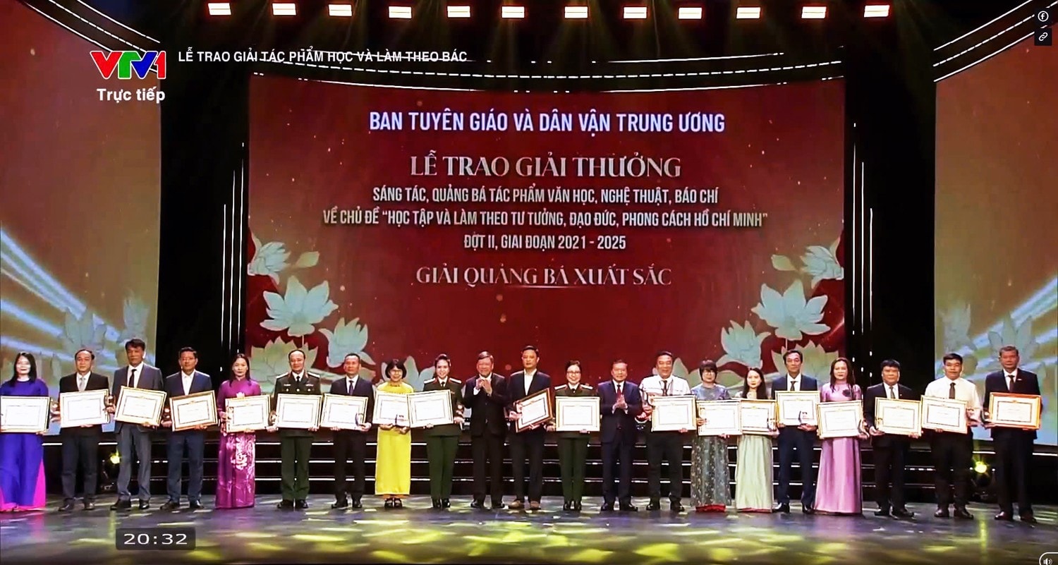Báo Hà Tĩnh là tập thể được nhận giải thưởng về quảng bá tác phẩm văn học, nghệ thuật, báo chí về chủ đề “Học tập và làm theo tư tưởng, đạo đức, phong cách Hồ Chí Minh” đợt II giai đoạn 2021 - 2025. Trong ảnh: Tác giả (thứ 4 từ phải sang) thay mặt BBT Báo Hà Tĩnh nhận giải thưởng. Ảnh chụp qua màn hình. ecc1dd9266a3d2fd8bb2.jpg