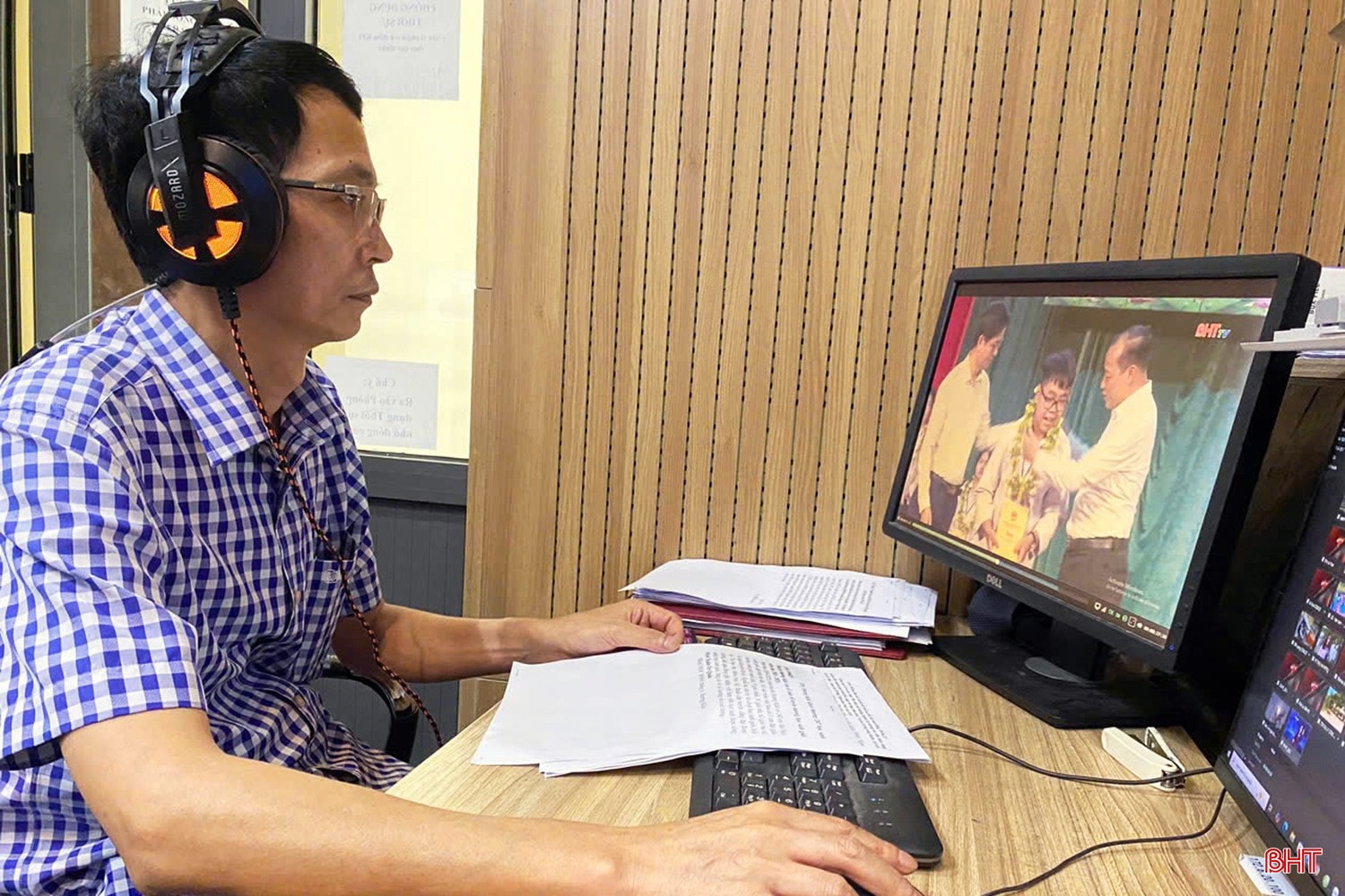 Nhà báo Văn Thành trong quá trình xử lý một bản tin thời sự. bqbht_br_478281eaa7d913874ac8.jpg