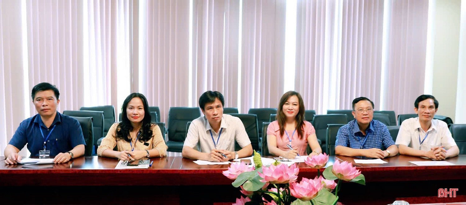 Lãnh đạo Hội Nhà báo Hà Tĩnh và các đồng chí nguyên lãnh đạo Đài PTTH trước đây, các đồng chí lãnh đạo, cán bộ Báo Hà Tĩnh hiện nay tham gia BGK Liên hoan PTTH toàn tỉnh năm 2024. bqbht_br_0188136bc85a7c04254b.jpg