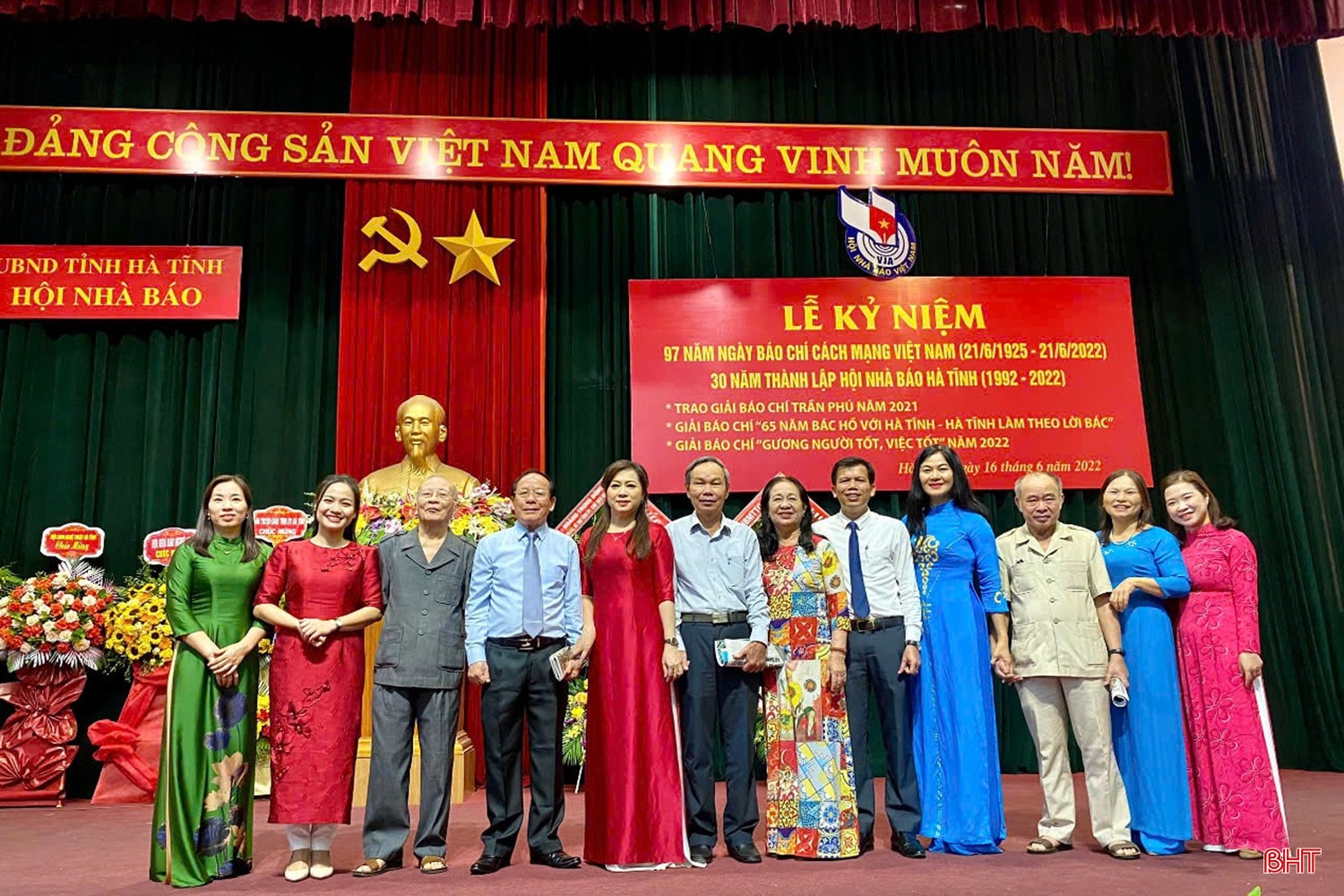 Các thế hệ lãnh đạo, cán bộ Báo Hà Tĩnh cũ, Đài PTTH trước đây và hiện nay cùng đại biểu chụp ảnh lưu niệm tại lễ kỷ niệm 97 năm Ngày Báo chí cách mạng. Ảnh tư liệu. bqbht_br_9b104e8691b725e97ca6.jpg