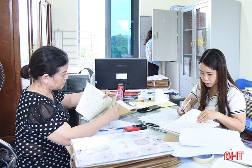 Cán bộ phường Nam Hà (TP Hà Tĩnh) tập trung chỉnh lý hồ sơ.