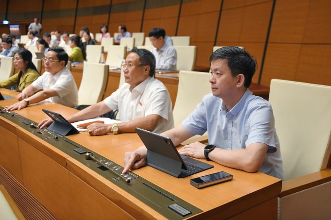 Đại biểu Quốc hội bấm nút thông qua dự án luật tại hội trường Diên Hồng ngày 14/6. Ảnh: Cổng TTĐT Quốc hội