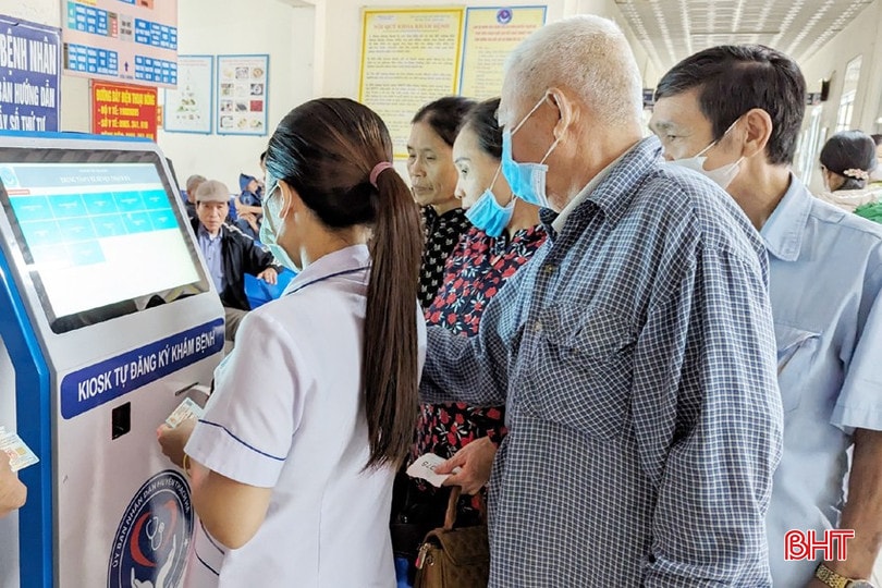 Cán bộ Trung tâm Y tế huyện Thạch Hà hướng dẫn người dân lấy số thứ tự tại ki-ốt đăng ký khám chữa bệnh tự động. Cán bộ Trung tâm Y tế huyện Thạch Hà hướng dẫn người dân lấy số thứ tự tại ki-ốt đăng ký khám chữa bệnh tự động.