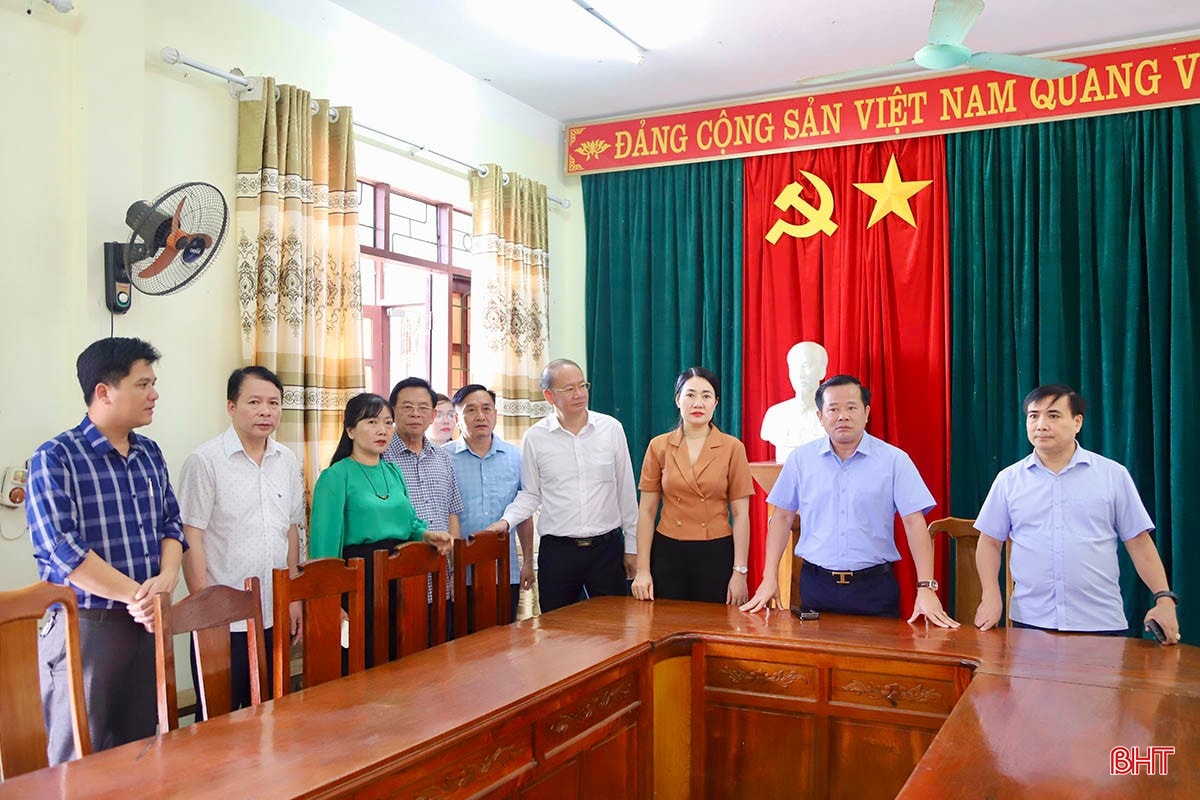 Đại tá Nguyễn Xuân Thắng - Chỉ huy trưởng Bộ CHQS tỉnh đánh giá cao sự chuẩn bị kỹ lưỡng, chu đáo của Vũ Quang trong công tác vận hành thử nghiệm bộ máy cấp xã mới. bqbht_br_img-5002-copy.jpg