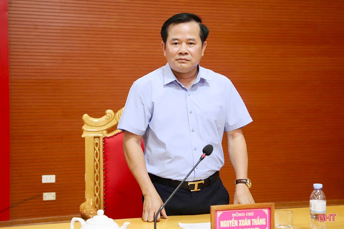 Đại tá Nguyễn Xuân Thắng - Chỉ huy trưởng Bộ CHQS tỉnh nhấn mạnh một số nội dung tại buổi làm việc. bqbht_br_img-5127-copy.jpg