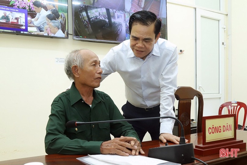 Chủ tịch UBND tỉnh Võ Trọng Hải tiếp nhận nội dung công dân trình bày tại phiên tiếp dân định kỳ tháng 6. bqbht_br_tiep-cong-dan-2a.jpg