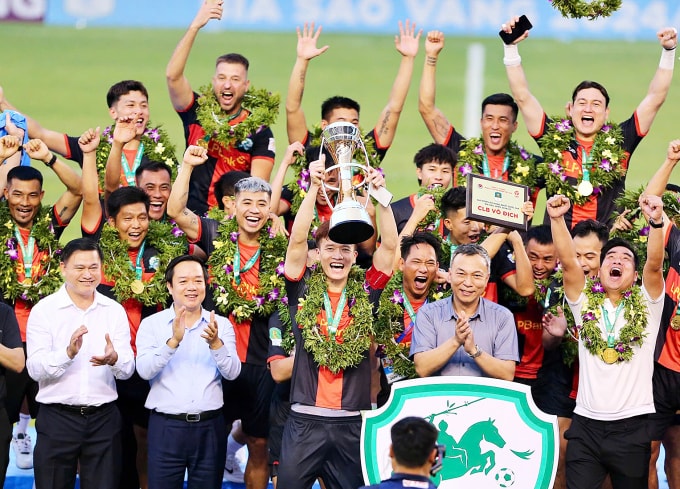 Tiền vệ Ninh Bình Nguyễn Hoàng Đức nâng cup vô địch hạng Nhất sau trận thắng Bình Phước 3-0 ở vòng 21, trên sân Ninh Bình ngày 14/6/2025. Ảnh: Ninh Bình FC